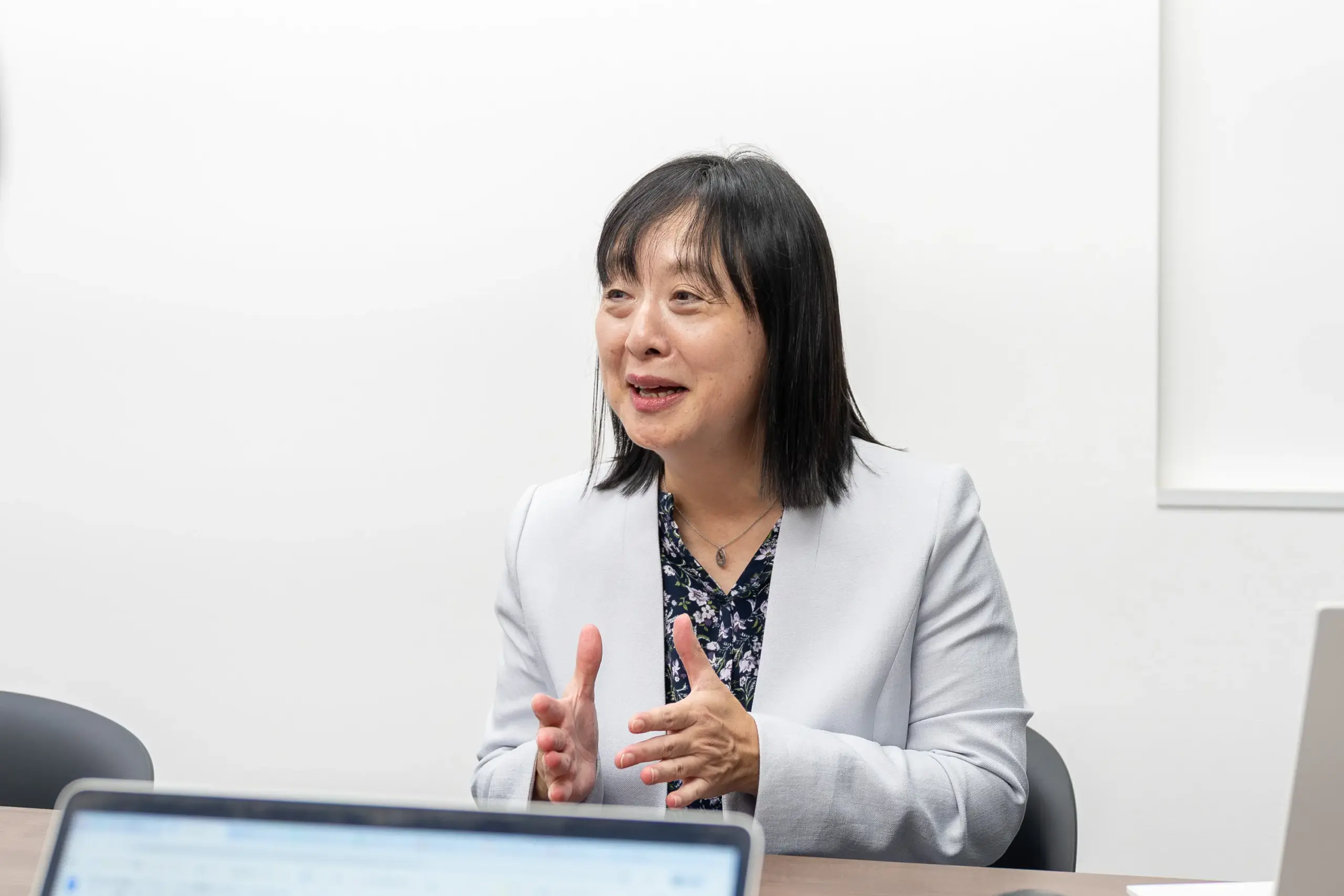 監修者の山内さんが、審査が不安な方向けのクレジットカードの選び方を説明する様子。クレジットカードの商品概要をチェックするのが良いそうだ